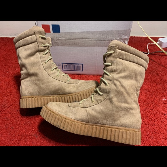 Womens lightweight suade 5 1/2 lace up combat boots. Only worm once - Picture 2 of 7